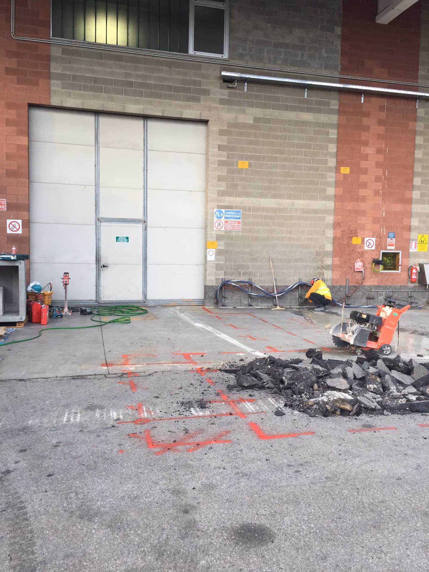 Facciata di un edificio durante i lavori dell’Impresa Primavera